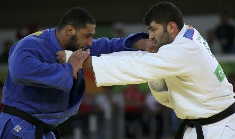 Islam El Shehaby (berbaju biru) melawan Judoka Israel Or Sasson (berbaju putih)