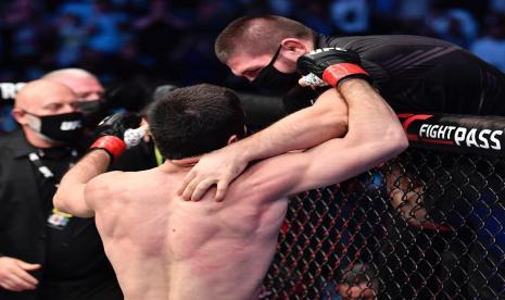 Islam Makhachev (kiri) mendapatkan ucapan selamat dari mentornya, Khabib Nurmagomedov seusai mengalahkan Dan Hooker di UFC 267, Ahad (31/10).