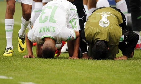 Islam Slimani (tengah) dari Aljazair merayakan dengan rekan tim setelah mencetak gol pembuka selama Piala Dunia FIFA 2014 grup H pertandingan babak penyisihan antara Korea Selatan dan Aljazair di Estadio Beira-Rio di Porto Alegre, Brasil, Minggu (22/6).