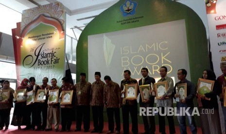 Suasana pemberian penghargaan Islamic Book (IB) Award di ajang  Islamic Book Fair (IBF) 2017.