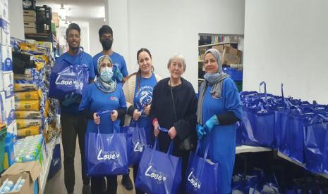 Islamic Relief UK mendukung Proyek Komunitas Newham untuk membantu lebih dari 500 keluarga dengan membagikan paket makanan