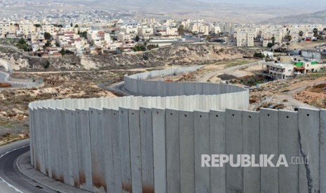 Israel bangun tembok pembatas