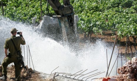 Israel melakukan segala cara untuk mencaplok tanah Palestina, setelah pernah membuldoser sistem irigasi untuk perkebunan Zaitun, kini Israel mempersulit izin petani Palestina untuk menggarap lahan pertanian yang terpisah tembok pembatas di Tepi Barat