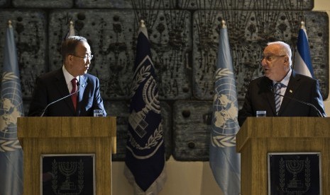 Israel's President Reuven Rivlin (R) and U.N Secretary-General Ban Ki-moon deliver joint statements to the media in Jerusalem October 13, 2014. Ban Ki-moon is on a two-day visit to the West Bank, Israel and Gaza.