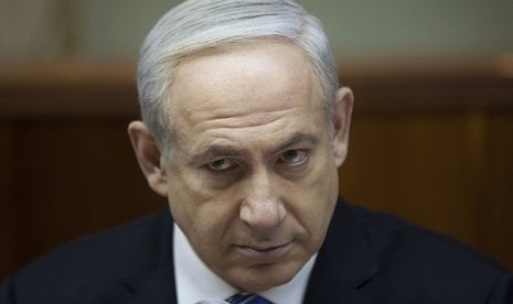 Israel's Prime Minister Benjamin Netanyahu attends the weekly cabinet meeting in Jerusalem February 10, 2013. 