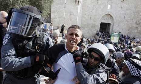 Israeli border police officers detain a Palestinian demonstrator during clashes after a protest against Israel's military operation in Gaza, outside Damascus Gate in Jerusalem's Old City November 16, 2012.  