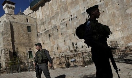 Israeli border police stand guard at the Ibrahimi Mosque, in the West Bank city of Hebron. (File photo)2