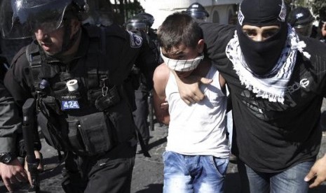 Israeli police detain a Palestinian youth following clashes after Friday prayers in the East Jerusalem neighbourhood of Wadi al-Joz October 24, 2014.