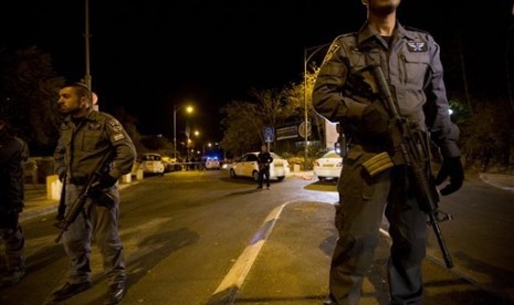 Israeli police officers stand guard at the scene of a shooting in Jerusalem, Wednesday, Oct. 29, 2014. 