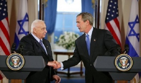 Israeli Prime Minister Ariel Sharon (left) shakes hand with US President George W Bush at the White House, United States, 2004.