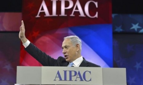 Israeli Prime Minister Benjamin Netanyahu acknowledges applause as he arrives to address the American Israel Public Affairs Committee (AIPAC), in Washington, March 4, 2014.