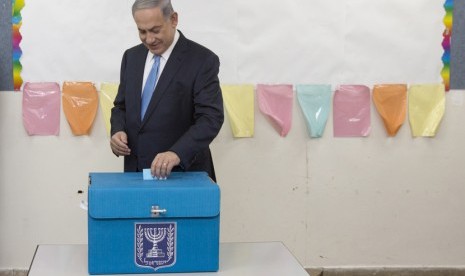 Israeli Prime Minister Benjamin Netanyahu casts his vote for the Israeli general elections at a polling station in Jerusalem, 17 March 2015. 