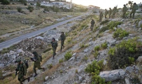 Israeli soldiers take part in an operation to locate three Israeli teens near the West Bank City of Hebron June 16, 2014.