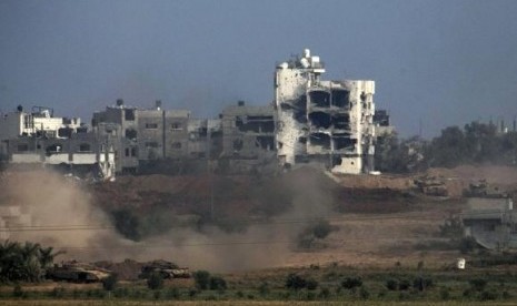 Israeli tanks are seen in the northern Gaza Strip July 28, 2014.