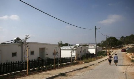 Israeli women walk in a Jewish settlement known as 'Gevaot', in the Etzion settlement bloc, near Bethlehem August 31, 2014. 