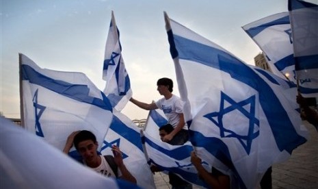 Israeli youths dance with Israeli flags on May, 9, 2011 file photo. 