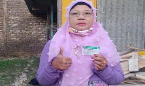  Isroh Hani (45), warga Pabian, Kabupaten Sumenep, Jawa Timur. 