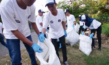  ISS Indonesia bersama komunitas Soka Gakkai Indonesia melakukan aksi pungut sampah dalam memperingati World Cleanup Day di Kemayoran, Jakarta Pusat, Sabtu (15/9).