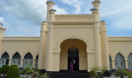 istana asserayah al-hasyimiyah, salah satu tujuan wisata di siak, provinsi riau