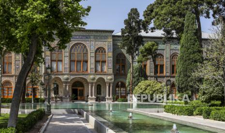 Istana Golestan di Tehran, Iran, memiliki hamparan taman yang asri.