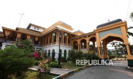 Istana Maimun yang merupakan salah satu ikon Kota Medan, Sumatera Utara, Kamis (28/4).Republika/Rakhmawaty La'lang