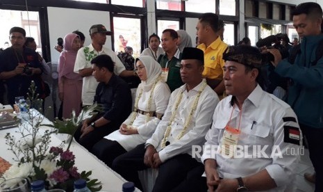 Isteri Bupati Purwakarta, Anne Ratna Mustika didampingi Aming, resmi mendaftarkan diri sebagai calon bupati/wakil bupati Purwakarta pada Pilkada 2018 ke KPU setempat, Rabu (10/1). 