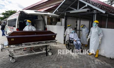 Isteri dokter Oki Alfin menangis di kursi roda saat melepas jenazah suaminya yang meninggal akibat COVID-19, di RSUD Arifin Achmad, Kota Pekanbaru, Riau, Sabtu (12/9/2020). Almarhum dokter Oki terpapar Virus Corona dari pasien yang dirawatnya di Puskesmas Gunung Sahilan 1 Kabupaten Kampar, dan kemudian turut menularkan virus ke isterinya. 