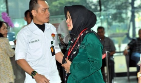 Isteri Gubernur Sumatera Utara, Gatot Pujo Nugroho , Evi Susanti didampingi penasehat hukumnya saat akan menjalani pemeriksaan lanjutan sebagai saksi dugaan suap PTUN Medan di Gedung Komisi Pemberantasan Korupsi (KPK), Jakarta, Senin (27/7).