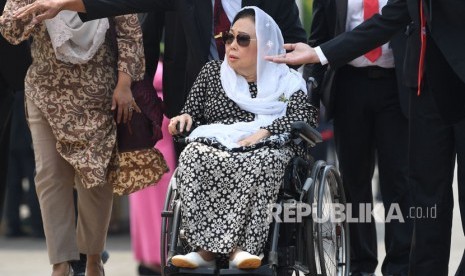 Istri almarhum Presiden Ke-4 Republik Indonesia KH Abdurrahman Wahid (Gus Dur) Sinta Nuriyah Wahid (tengah) menghadiri pemakaman almarhum Presiden ke-3 Republik Indonesia BJ Habibie di Taman Makam Pahlawan Nasional Utama (TMP) Kalibata, Jakarta, Kamis (12/9/2019).