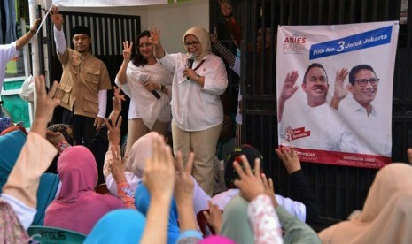 Istri Anies Baswedan, Fery Farhati Ganis, menyosialisasikan program pasangan calon gubernur dan calon wakil gubernur, Anies Baswedan dan Sandiaga Uno, di Cengkareng, Jakarta Barat, Kamis (12/1).