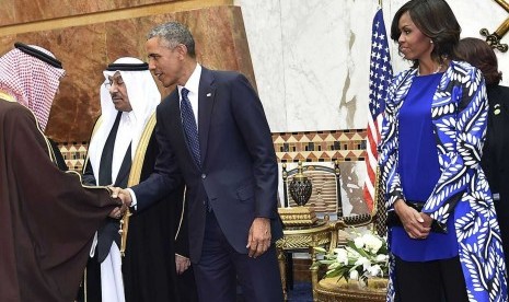 Istri  Barack Obama, Michelle Obama tak kenakan hijab saat kunjungi Arab Saudi.