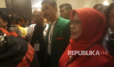 Istri Bupati Bandung Barat, Elin Suharliah mengaku belum melakukan komunikasi dengan suaminya, Abubakar, Rabu (11/4).