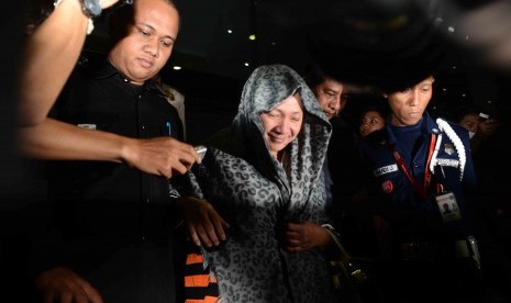 Istri Bupati Karawang Ade Swara, Nur Latifah mengenakan rompi tahanan usai diperiksa di Gedung Komisi Pemberantasan Korupsi (KPK), Jakarta, Jumat (18/7) malam.