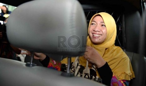 Istri Bupati Karawang, Nur Latifah usai menjalani pemeriksaan di Gedung Komisi Pemberantasan Korupsi (KPK), Jakarta, Jumat (12/9). (Republika/ Wihdan) 