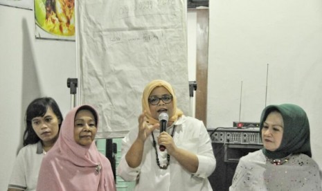 Istri Cagub Anies Baswedan, Fery Farhati Ganis (dua kanan), menyapa warga di Kedai Fam's, Kelapa Gading, Jakarta Utara, Rabu (5/4). 