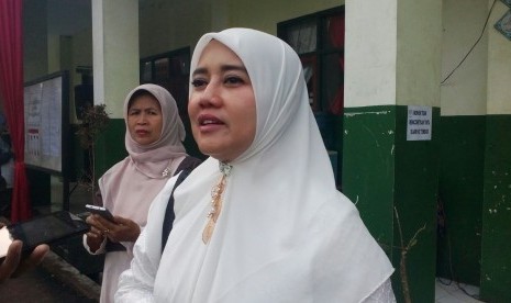 Istri Cawagub Jabar Uu Ruzhanul Ulum, Lina Marilina berbincang pada wartawan usai mencoblos di Kabupaten Tasikmalaya, Rabu (27/6). 