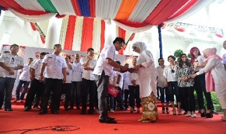 Istri Cawapres Hatta Rajasa, Oke Rajasa (tengah) menerima draft putusan dukungan dari Gema Indonesia saat mendeklarasikan dukungan di Rumah Polonia, Jakarta, Rabu (21/5). 