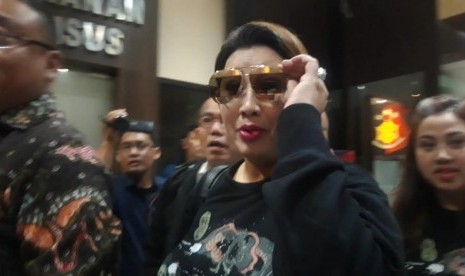 Istri dari Ari Haryo Wibowo Harjojudanto atau Ari Sigit, Frederica Francisca Callebaut