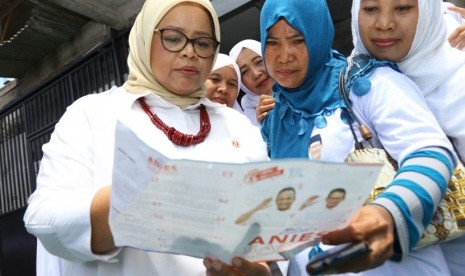 Istri Anies Baswedan, Fery Farhati Ganis, menyapa warga.