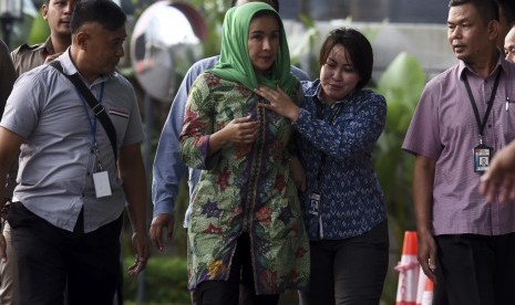 Istri Gubernur Bengkulu Lily Martiani Maddari (kedua kiri) dikawal petugas KPK saat diamankan ke gedung KPK, Jakarta, Selasa (20/6).