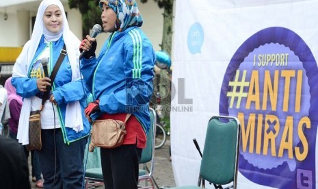   Istri Gubernur Jabar, Netty Prastyani Heryawan (kanan) hadir menyampaikan sambutan sekaligus menyampaikan apresiasinya pada Aksi kelompok pemuda Gerakan Anti Miras (minuman keras) Nasional di Car Free Day (CFD) kawasan Dago, Bandung, Ahad (19/1). (Republ