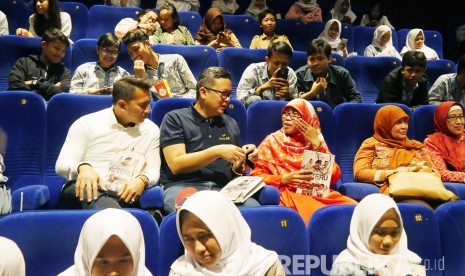 Istri Gubernur Jawa Barat Netty Heryawan berbincang dengan Senior Vice President Divisi Corporate Secretary Bank BJB Hakim Putratama, saat nonton Fim bareng (nobar) Film Seteru, di Cihampelas Walk (Ciwalk), Kota Bandung, Jumat (28/4).