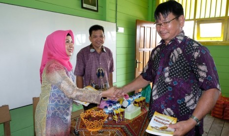 Istri Gubernur Kalimantan Utara (Kaltara) menyerahkan sumbangan  buku untuk para guru.