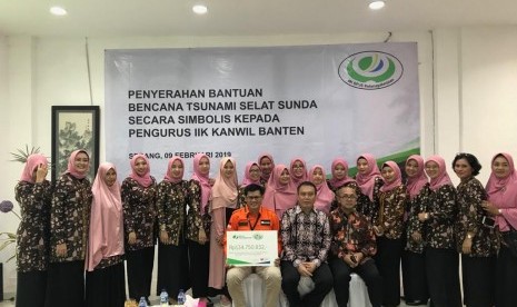 Istri-istri karyawan (IIK) BPJS Ketenagakerjaan Pusat menyerahkan bantuan untuk korban tsunami Selat Sunda ke Rumah Zakat di kantor BPJS ketenagakerjaan Wilayah Banten. 