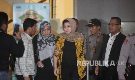 Istri Ketua DPR Setya Novanto, Deisti Astriani Tagor (tengah) berjalan seusai menjalani pemeriksaan di Gedung KPK, Jakarta, Senin (20/11).