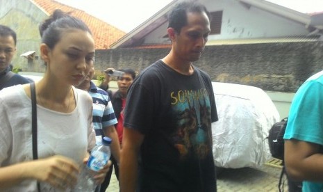 Istri korban pembacokan pakar IT ITB Hermansyah, yakni Iriana (kiri) yang merupakan WNA Rusia sedang mengecek barang bukti kendaraan mobil Avanza putih B 1068 ZFT di RS Hermina, Depok, Ahad (9/7).