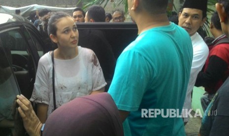 Istri korban pembacokan pakar IT ITB, Hermansyah yakni Iriana yang merupakan WNA Rusia sedang mengecek barang bukti kendaraan mobil Avanza putih B 1068 ZFT di RS Hermina, Depok, Ahad (9/7).