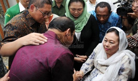   Istri Mantan Presiden Abdurrahman Wahid, Sinta Nuriyah (kanan) menerima kedatangan Ketua DPP PD Sutan Bhatoegana yang didampingi Ketua Umum PD Anas Urbaningrum di Ciganjur, Jakarta Selatan, Kamis (29/11). (Republika/Aditya Pradana Putra)