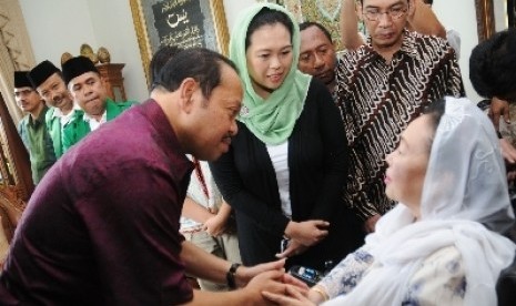 Istri Mantan Presiden Abdurrahman Wahid, Sinta Nuriyah (kanan) menerima permintaan maaf Ketua Komisi VII dari Fraksi Partai Demokrat Sutan Bhatoegana (kiri) di Ciganjur, Jakarta Selatan, Kamis (29/11).