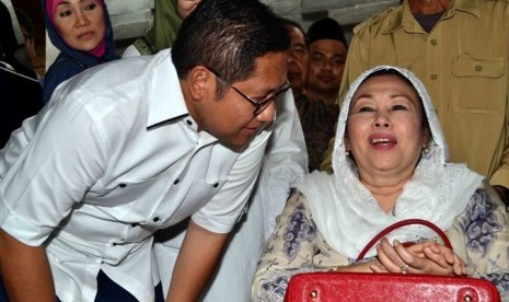 Istri mantan presiden Abdurrahman Wahid, Sinta Nuriyah Wahid (kanan) usai Kunjungi Anas (kiri) usai menemui Anas Urbaningrum (kiri) dikediaman Anas di kawasan Duren Sawit, Jakarta Timur, Ahad (3/3)